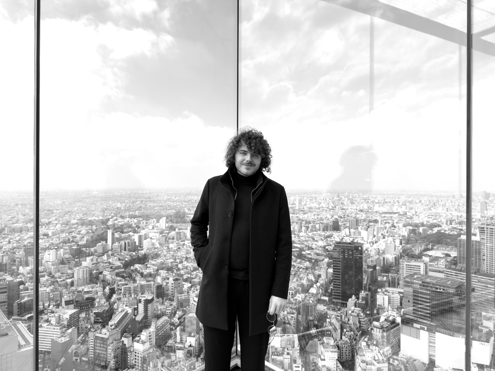 Maximilian Noel Schimanzik vor der Skyline von Tokio
